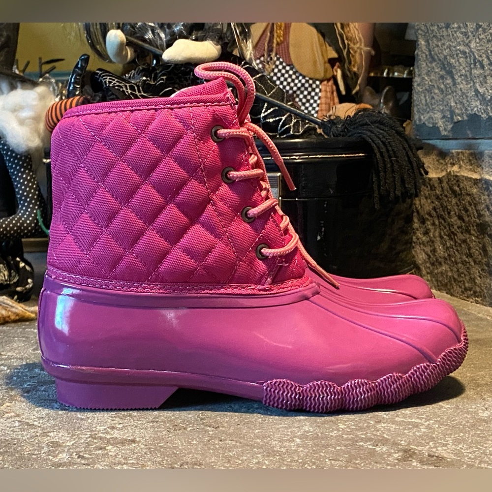 NIB JG cute rain/snow Duck Boots,Plum Chill pink/purple,rubber/quilt,lace up 7.5 - Picture 3 of 10